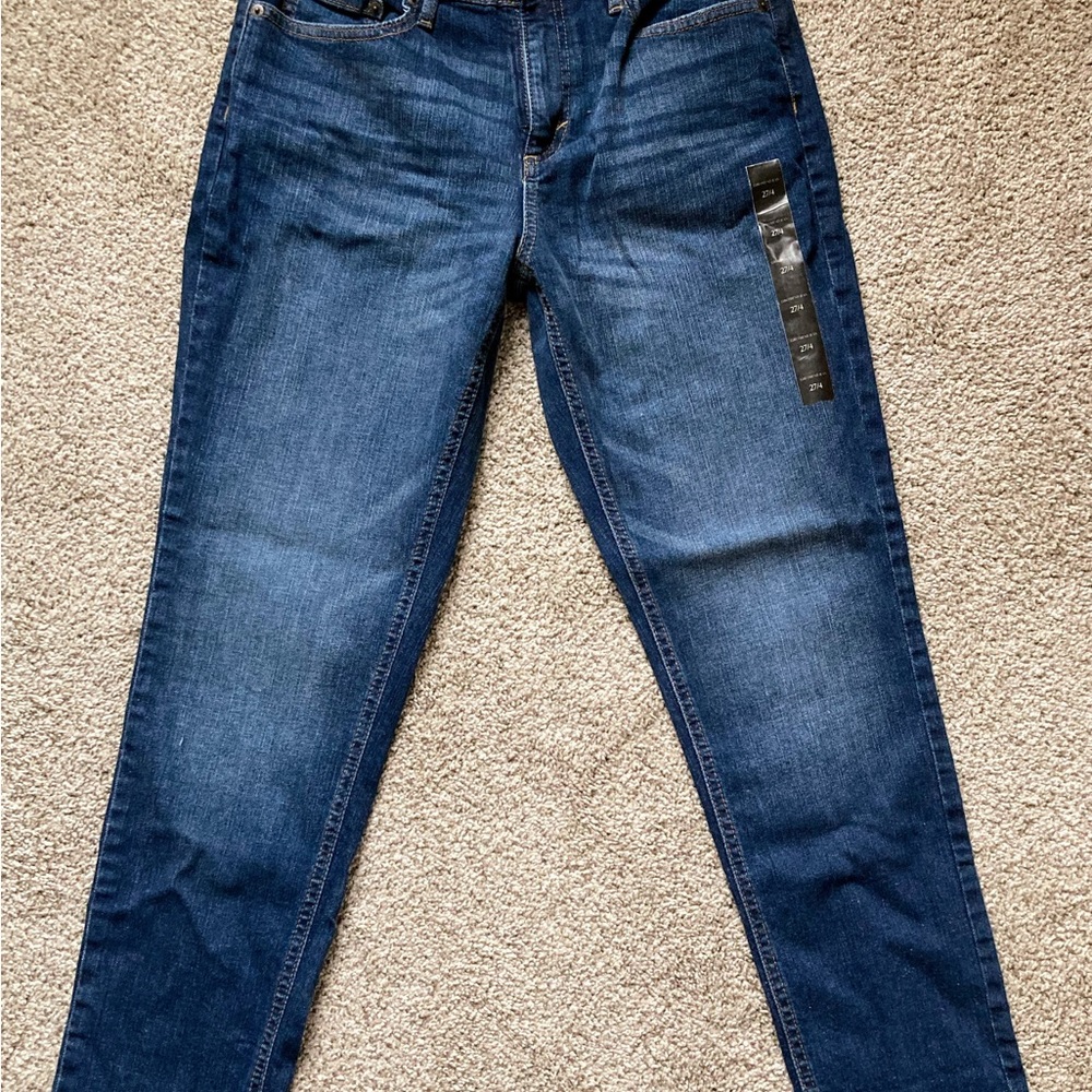 Banana Republic girlfriend jeans, NWT. Comfy and versatile! Size 4/27.